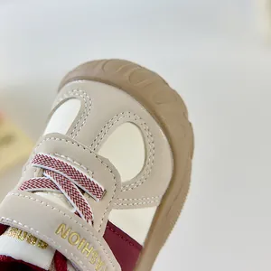 Détail macro de chaussures de marche pour bébé beiges avec protection d'orteils et scratch