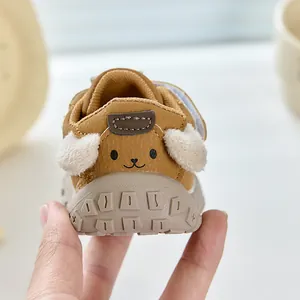 Détail de chaussures de marche pour bébé avec oreilles d'animaux et semelle antidérapante
