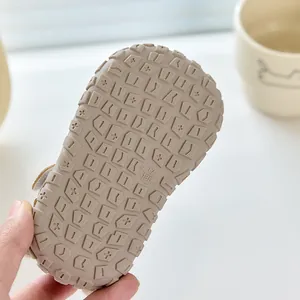 Détail de la semelle antidérapante en caoutchouc avec motifs en croix pour chaussures bébé