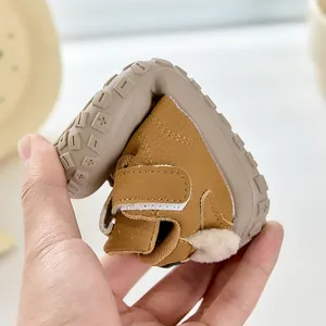 Détail montrant la flexibilité de la semelle antidérapante en caoutchouc des chaussures bébé
