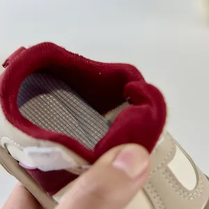 Gros plan sur la doublure en maille respirante et le rembourrage de la chaussure bébé