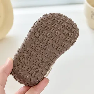Détail de la semelle antidérapante en caoutchouc pour chaussures bébé taille 17/135