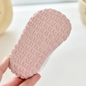 Gros plan détaillé de la semelle en caoutchouc souple antidérapante pour chaussures de bébé