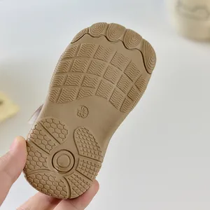 Vue macro détaillée de la semelle antidérapante en caoutchouc avec motifs pour chaussures bébé
