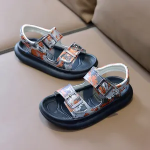 Detail der Jungen-Camo-Sandalen mit verstellbaren Schnallen und dicker rutschfester Sohle
