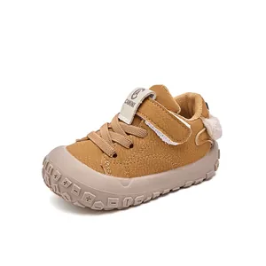 Détail des chaussures de marche pour bébé en cuir kaki avec embout de protection en gomme