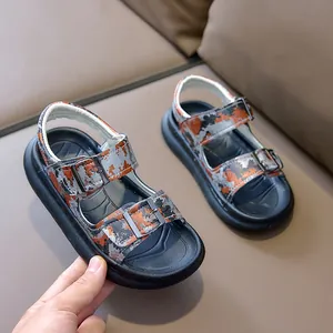 Detail von Jungen Camouflage-Sandalen mit verstellbaren Trägern und dicker Gummisohle