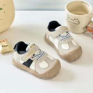 Détail des chaussures de marche pour bébé avec semelle antidérapante et fermeture velcro