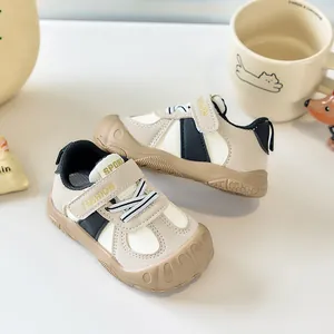 Détails de chaussures pour tout-petits avec embout protecteur et velcro