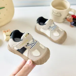 Détail de chaussures de marche pour bébé avec bout protecteur et bride velcro