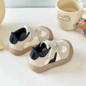 Détail de chaussures de marche bébé avec scratch et embout en caoutchouc antidérapant