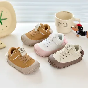 Chaussures de marche imperméables pour bébé avec semelles souples et pompons doux