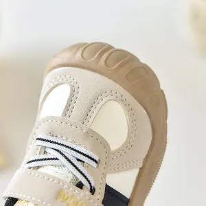Détail d'une chaussure de marche bébé avec tige en daim et embout de protection
