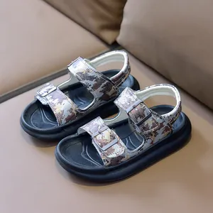 Jungen Camouflage-Strandsandalen mit verstellbaren Metallschnallen und dicker Gummisohle