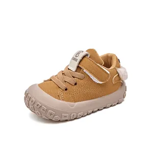 Chaussures de marche imperméables jaune gingembre pour bébé avec pompon en peluche