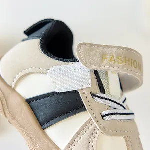 Détail de chaussures pour bébés en beige avec tissu mesh, velcro et lettrage FASHION