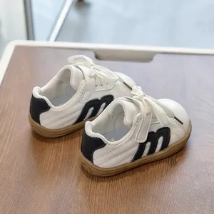 Detalle de zapatillas infantiles con cuero suave y suela de goma antideslizante