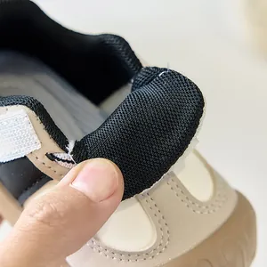 Vue détaillée du col rembourré et de la maille respirante sur les chaussures pour bébés