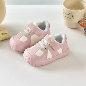 Chaussures de marche roses pour bébés avec maille respirante et semelles souples