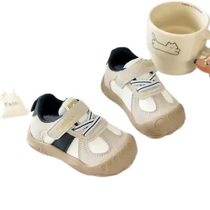 Chaussures de marche pour bambins en cuir synthétique crème avec semelle brune
