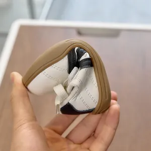 Primer plano de suela flexible para niños que muestra gran elasticidad y goma antideslizante