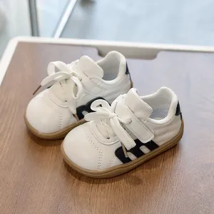 Zapatillas blancas clásicas para niños con rayas azules y suelas de goma suaves