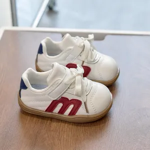Zapatillas retro para niños en cuero blanco con bordado M rojo y suela de goma
