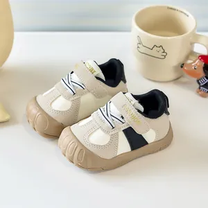 Chaussures de marche beige et blanc pour bébés avec embout protecteur et scratch mode