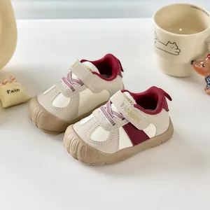 Chaussures de marche pour bambins en beige et bordeaux avec une bride velcro pratique