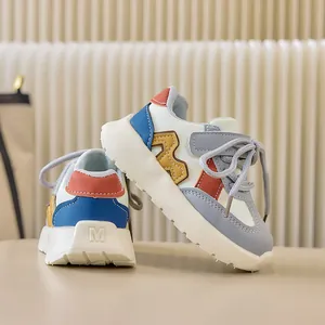 Détail de baskets pour enfants multicolores en cuir synthétique avec fermeture scratch M