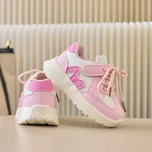 Détail de baskets pour enfants rose et blanc avec scratch et semelle épaisse antidérapante