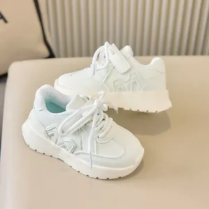 Détails de baskets blanches en cuir pour enfants avec logo M et semelle épaisse