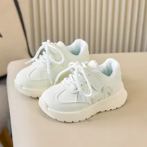 Détails de baskets crème pour enfants avec scratchs et semelle épaisse antidérapante