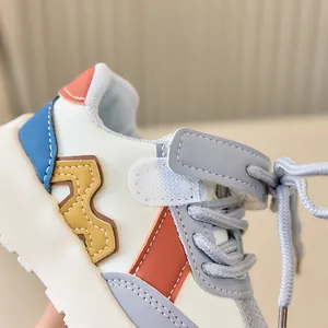 Détail de baskets enfant multicolores en similicuir avec fermeture à bande velcro