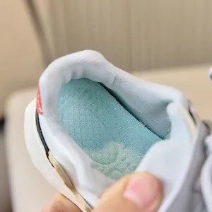 Gros plan de chaussures de sport enfant montrant la semelle respirante et la doublure