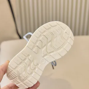 Détail de la semelle antidérapante en caoutchouc pour baskets enfant, taille 23
