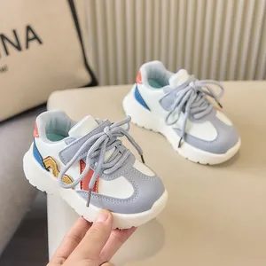 Détail de baskets enfants multicolores avec accents orange et semelles en caoutchouc