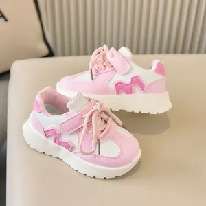 Détail des baskets enfants rose et blanc avec bandes velcro et semelle en gomme