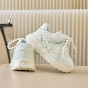 Détails de baskets blanches pour enfants avec fermeture velcro et semelle antidérapante