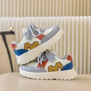 Vue détaillée de baskets pour enfants avec patchwork coloré et fermeture à velcro
