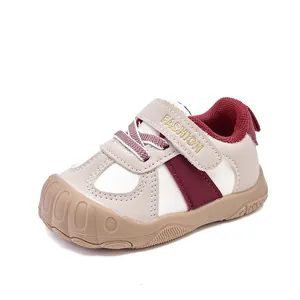 Chaussures de marche bébé rouges et blanches avec semelle antidérapante et velcro
