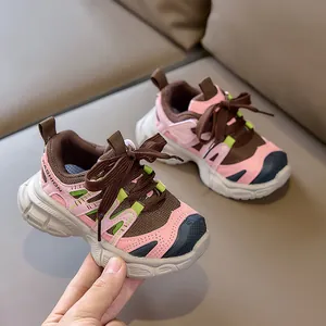 Détail de baskets en mesh rose et marron avec semelle épaisse en caoutchouc et languettes