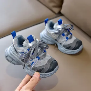 Détail de la tige en maille respirante et semelle antidérapante de baskets grises enfant
