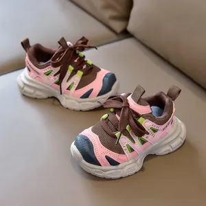 Détail de baskets respirantes pour enfants aux couleurs contrastées rose et vert