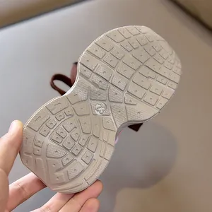 Détail de la semelle antidérapante avec motif quadrillé et pointure 23 pour chaussures enfant