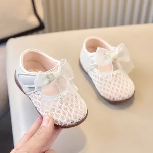 Détail de la chaussure princesse en dentelle pour fille avec un nœud en tulle délicat