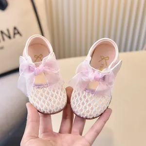 Chaussures princesse bébé fille roses avec dentelle et grand nœud pour marcher