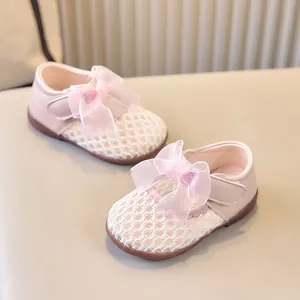 Détail de chaussures princesse roses pour bébé avec maille respirante et nœud en tulle