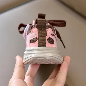 Détail de basket pour enfant avec cuir rose, maille marron et semelle souple épaisse