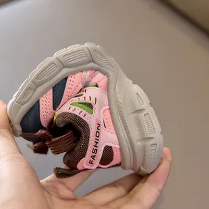 Gros plan d'une semelle souple et flexible sur une basket respirante rose pour enfant